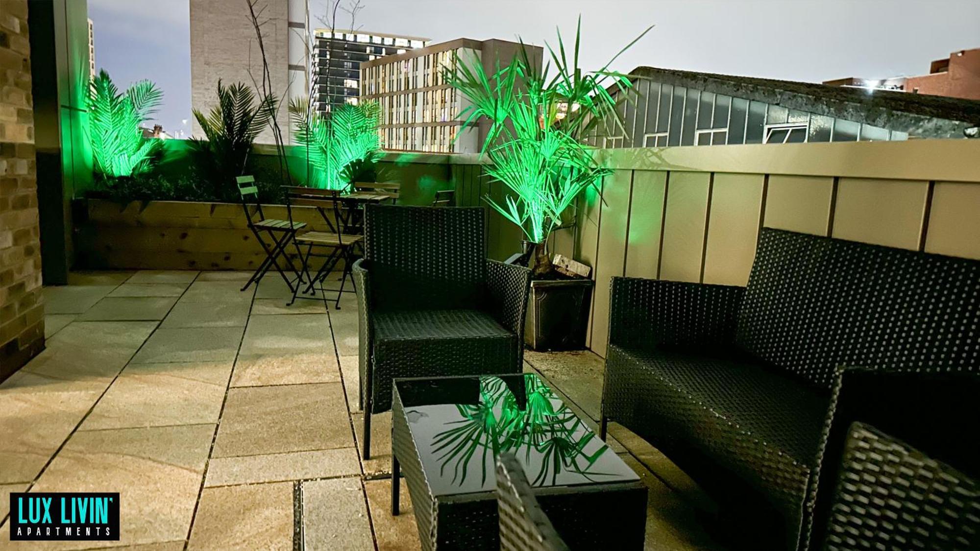 Lux Livin' Apartments - Luxury 2 Bed Apartment With Sky Garden Манчестер Номер фото