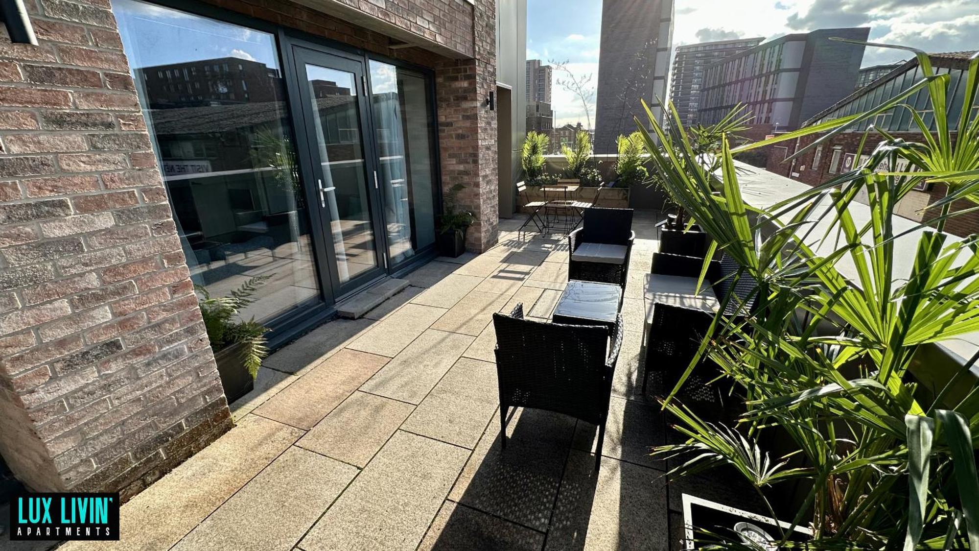 Lux Livin' Apartments - Luxury 2 Bed Apartment With Sky Garden Манчестер Номер фото