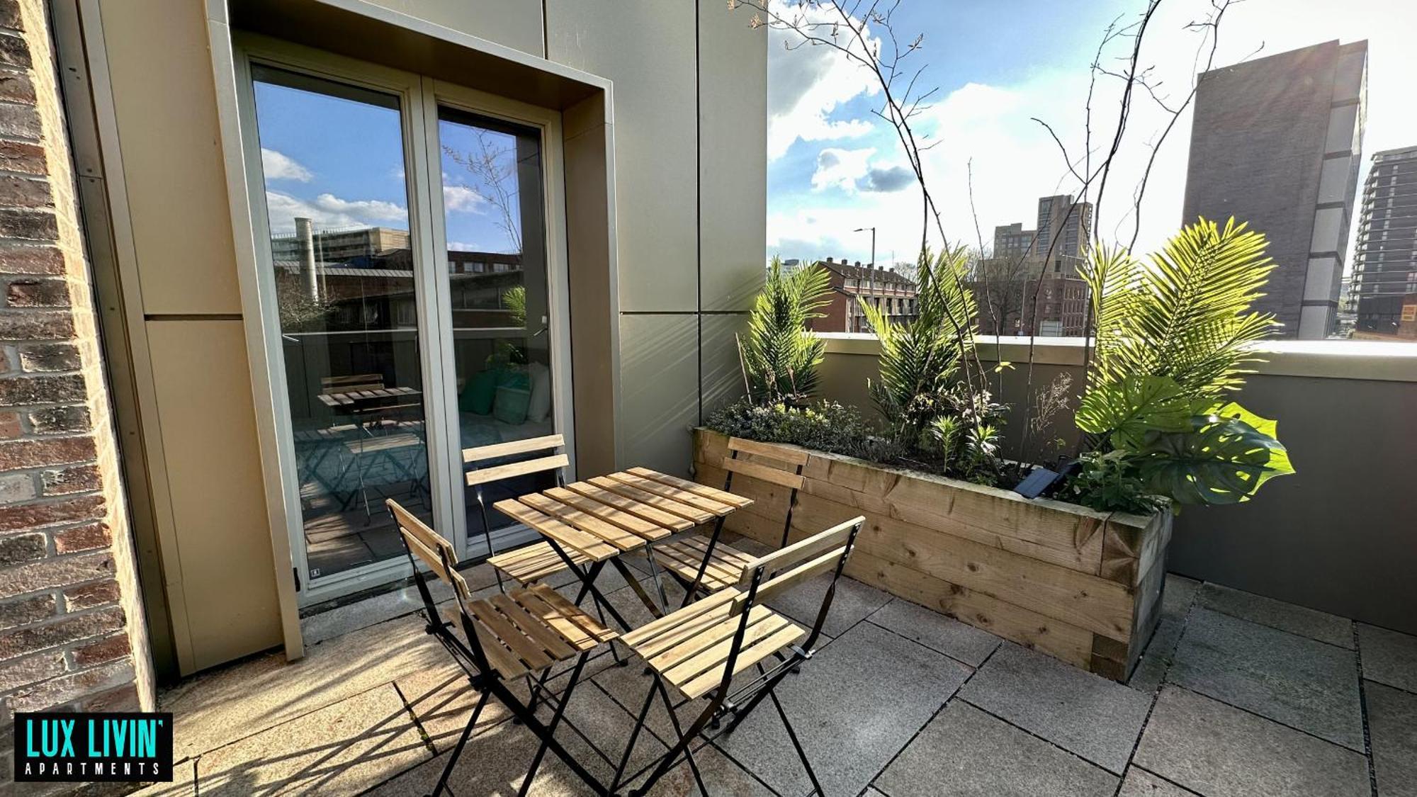 Lux Livin' Apartments - Luxury 2 Bed Apartment With Sky Garden Манчестер Номер фото